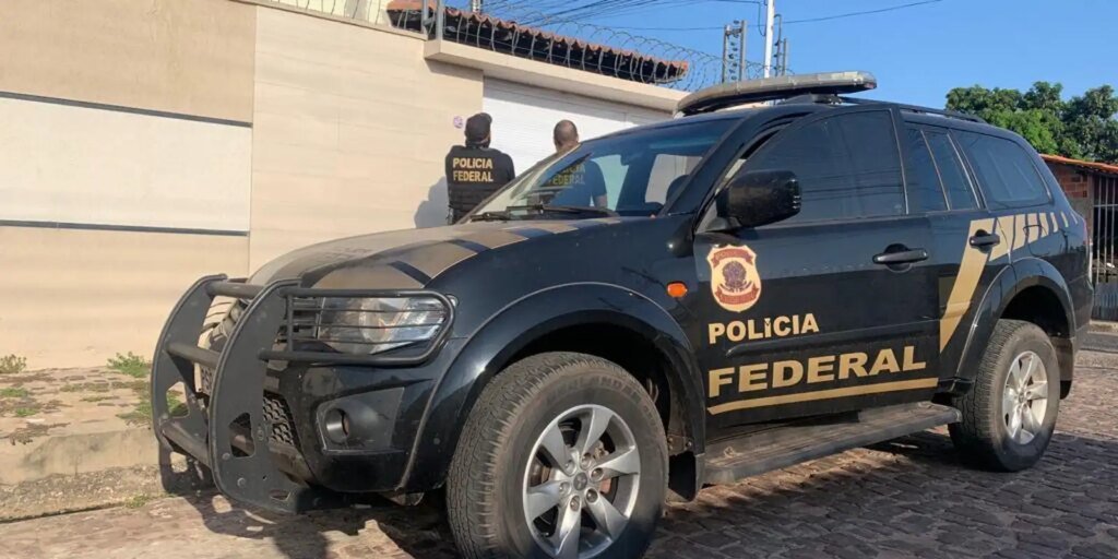 Polícia Federal destrói mais de 70 armas apreendidas em operações Polícia Federal destrói mais de 70 armas apreendidas em operações